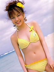 Heavenly gravure idol babe melts the heart in her yellow bikini